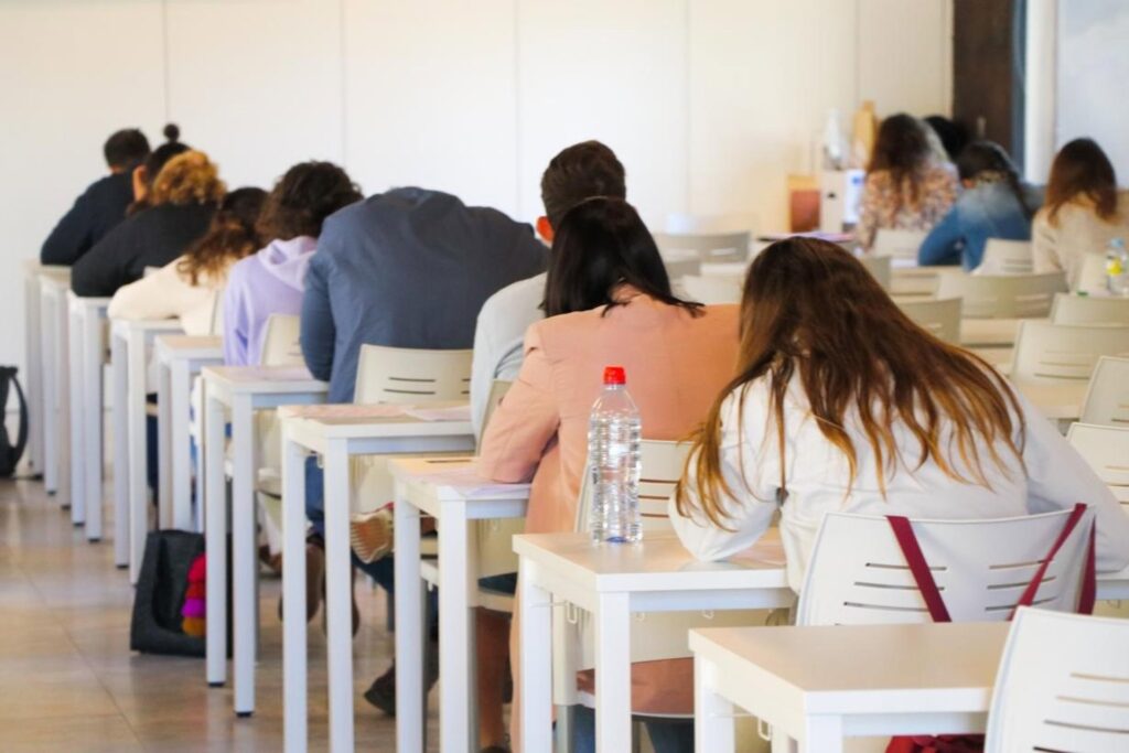 13/03/2026 Cerca de 13.000 aspirantes están admitidos para participar en los exámenes del tercer fin de semana de la OPE del Sescam.

Cerca de 13.000 personas están admitidas para participar este fin de semana en las pruebas selectivas correspondientes a 12 categorías profesionales incluidas en los procesos selectivos de las Ofertas Públicas de Empleo 2023 y 2024 del Servicio de Salud de Castilla-La Mancha (Sescam).

SALUD CASTILLA-LA MANCHA ESPAÑA EUROPA TOLEDO
JCCM