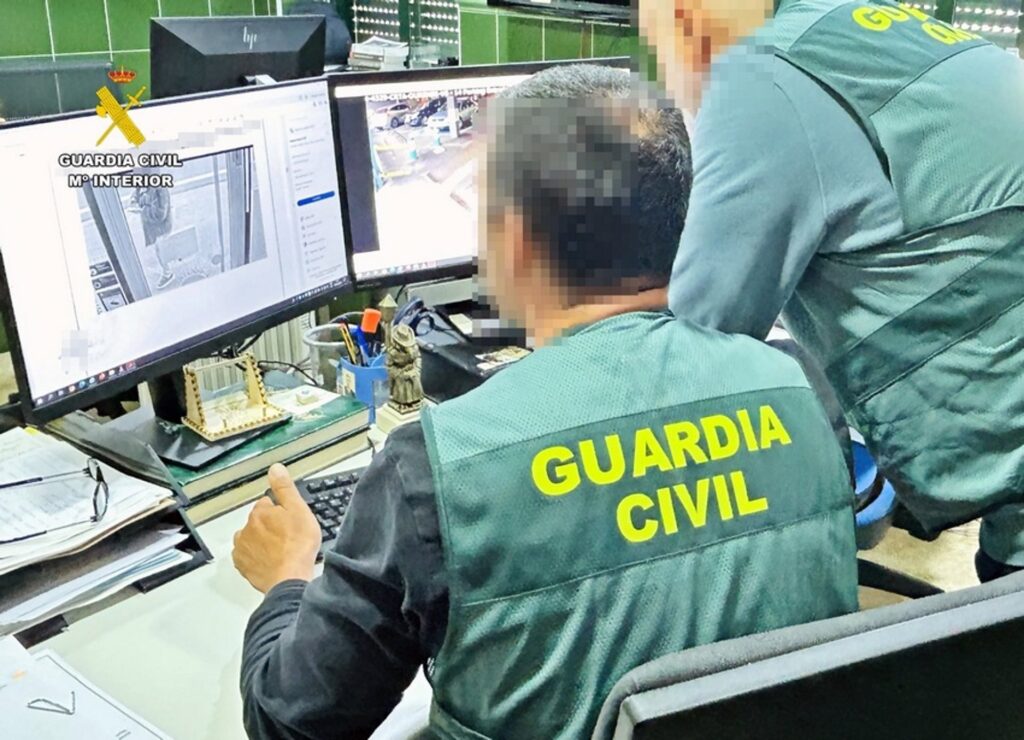 10/04/2026 Agentes de la Guardia Civil visionando imágenes
SOCIEDAD ESPAÑA EUROPA EXTREMADURA
GUARDIA CIVIL