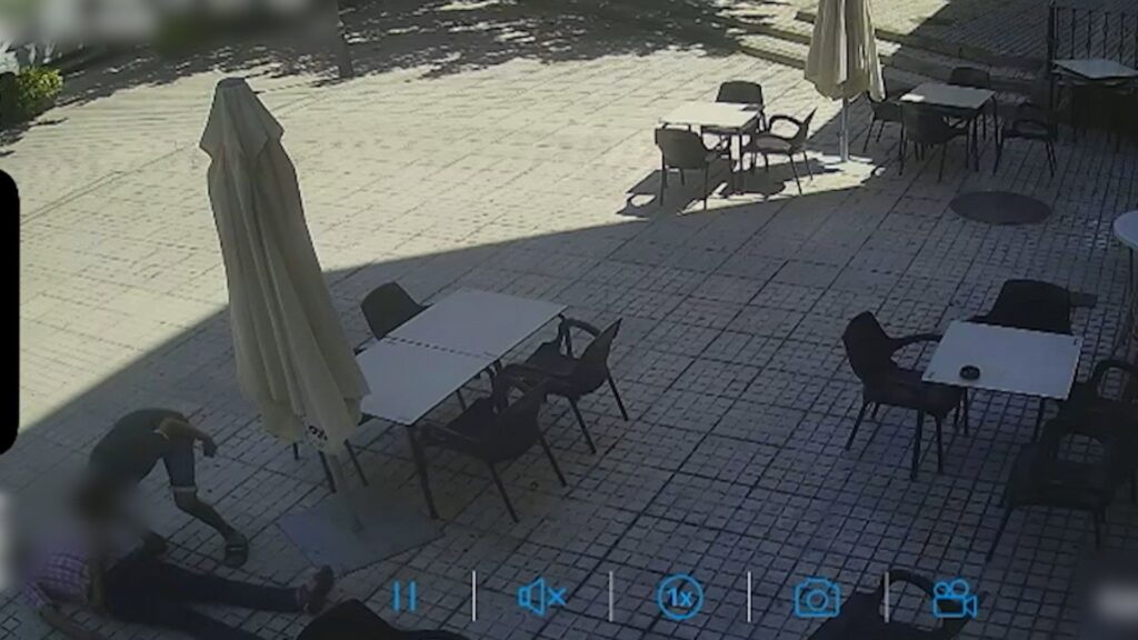 08/07/2026 VÍDEO: Detenido un hombre en Mora (Toledo) por agredir gravemente a su padre en la terraza de un bar.

La Guardia Civil ha detenido a un hombre de 30 años de edad por un delito de lesiones graves en el ámbito familiar --violencia doméstica-- tras propinar un puñetazo a su padre, de 70 años, en la terraza de un bar de la localidad toledana de Mora.

SOCIEDAD CASTILLA-LA MANCHA ESPAÑA EUROPA TOLEDO
GUARDIA CIVIL