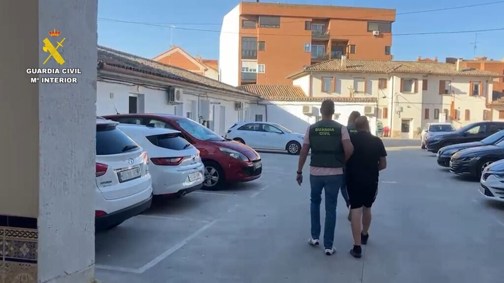 16/07/2026 Uno de los detenidos por la Guardia Civil por cometer robos con fuerza en la provincia de Toledo..

La Guardia Civil ha desarticulado un grupo criminal tras la detención de seis personas especializadas en la comisión de robos con fuerza en interior de viviendas y naves industriales de la provincia de Toledo.

SOCIEDAD ESPAÑA EUROPA CASTILLA-LA MANCHA
GUARDIA CIVIL