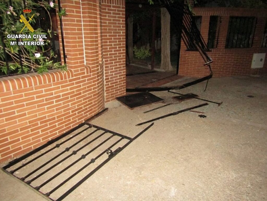 16/07/2026 Desperfectos tras un robo en una zona de chalés de Tomelloso..

La Guardia Civil ha detenido a una persona tras ser sorprendida robando en una zona de chalés de Tomelloso y tratar de atropellar a los agentes que intentaban su arresto.

SOCIEDAD ESPAÑA EUROPA CASTILLA-LA MANCHA
GUARDIA CIVIL