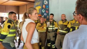 16/08/2025 La vicepresidenta tercera y ministra para la Transición Ecológica y el Reto Demográfico, Sara Aagesen, durante su visita a los efectivos de la brigada forestal (BRIF) de Pinofranqueado (Cáceres), a 16 de agosto de 2025, en Pinofranqueado, Cáceres, Extremadura (España). La ministra se ha trasladado hasta el lugar para visitar a los efectivos de la BRIF que están trabajando en la extinción de incendios en Extremadura y Castilla y León.
POLITICA 
Delegación del Gobierno en Extremadura