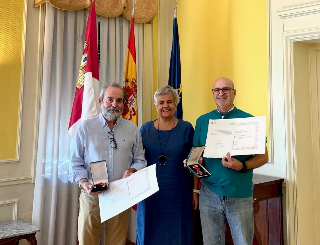 27/07/2026 La subdelegada del Gobierno de España en Cuenca, M.ª Luz Fernández, ha entregado esta mañana las Medallas al Mérito de la Protección Civil en su categoría de Bronce con distintivo Rojo a Miguel Ángel del Olmo Muñoz y Jesús Sintes Puertas.
SOCIEDAD CASTILLA-LA MANCHA ESPAÑA EUROPA CUENCA AUTONOMÍAS
SUBDELEGACIÓN DEL GOBIERNO