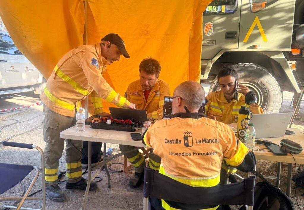Técnicos del Infocam que trabajan en la extinción del fuego de Almorox.