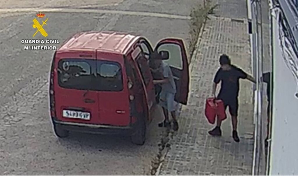 28/07/2026 Sucesos.- Un detenido y dos menores investigados por robar en el interior de una nave industrial de Tomelloso.

La Guardia Civil ha identificado y detenido a un varón e investigado a dos menores de edad por la presunta comisión de un delito de robo con fuerza en el interior de una nave industrial de la localidad manchega de Tomelloso, dentro de la denominada operación 'Tebarias'.

SOCIEDAD CASTILLA-LA MANCHA ESPAÑA EUROPA CIUDAD REAL
GUARDIA CIVIL