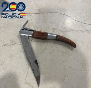 Imagen de la navaja que llevaba el detenido