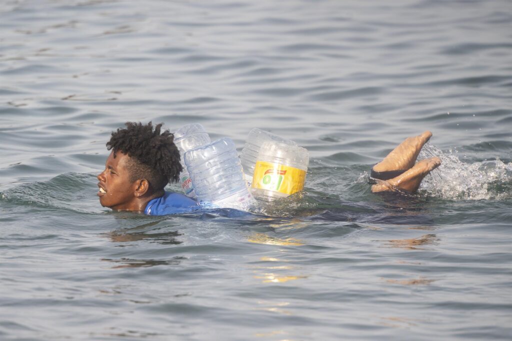 Un migrante intenta cruzar a España desde Marruecos, a 31 de julio de 2026, en Ceuta (España).