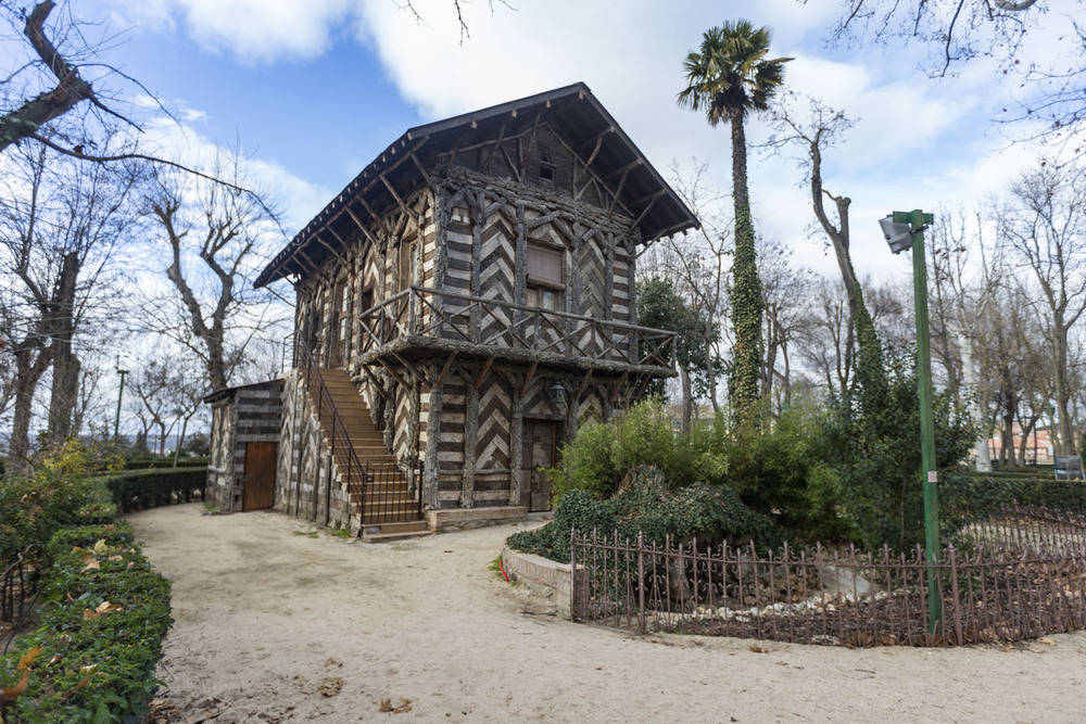 Parte trasera del parque de la Vega, tanto desde el mismo parque como desde la calle Diputación, que se vea el muro de contención. Casa de Corcho, Templete de la vega.