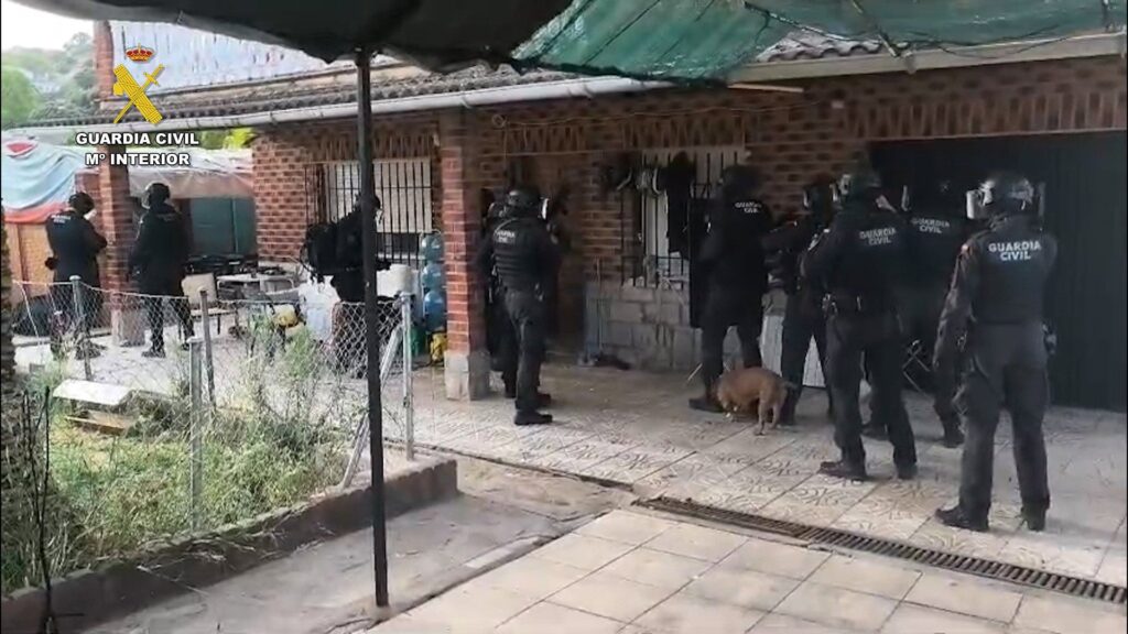 01/09/2026 Sucesos.- Dos detenidos por robar a otra persona también arrestada por incendiar sus viviendas en represalia.

La Guardia Civil ha detenido a tres personas con edades comprendidas entre 35 y 43 años como presuntas responsables de un total de 11 hechos delictivos cometidos en Calarberche (Toledo) en el marco de la operación 'Calfire 26'.

SOCIEDAD ESPAÑA EUROPA CASTILLA-LA MANCHA
GUARDIA CIVIL