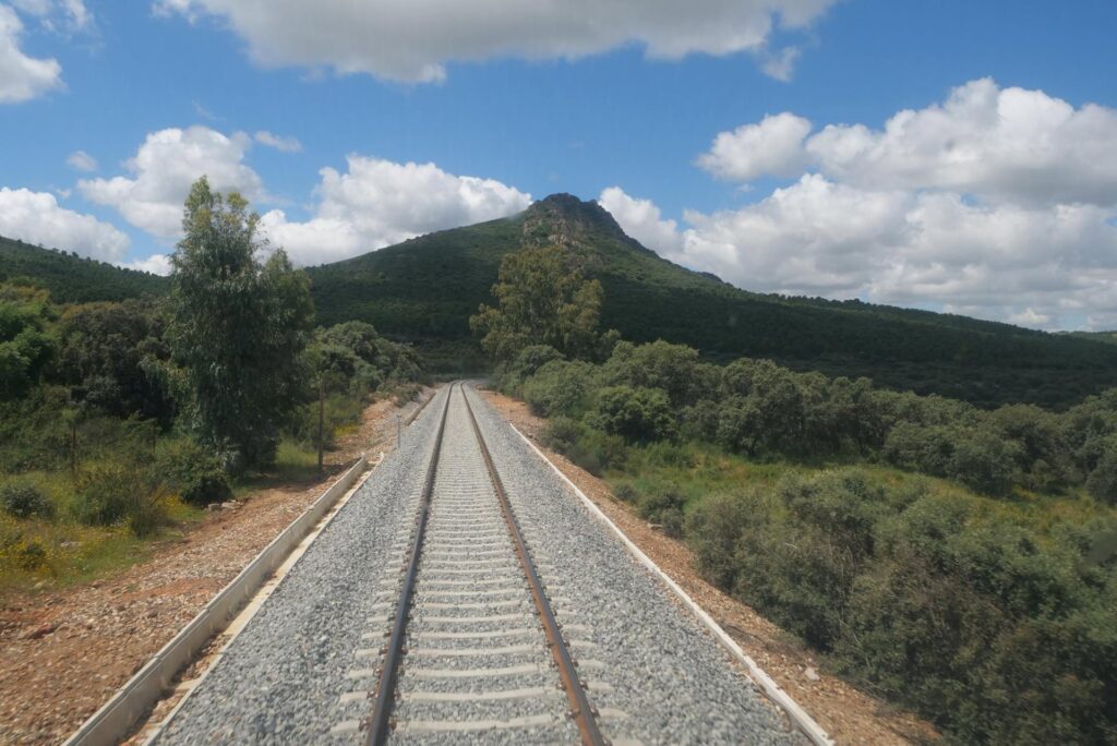 07/09/2026 Vía renovada Brazatortas-Guadalmez.

Los trabajos de renovación de la infraestructura llevados a cabo por ADIF en el tramo entre las estaciones de Brazatortas-Veredas y Guadalmez-Los Pedroches permiten reducir los tiempos de viaje en la línea Ciudad Real-Badajoz en una media de 19 minutos, desde el pasado lunes, 31 de agosto.

SOCIEDAD EXTREMADURA ESPAÑA EUROPA BADAJOZ
ADIF