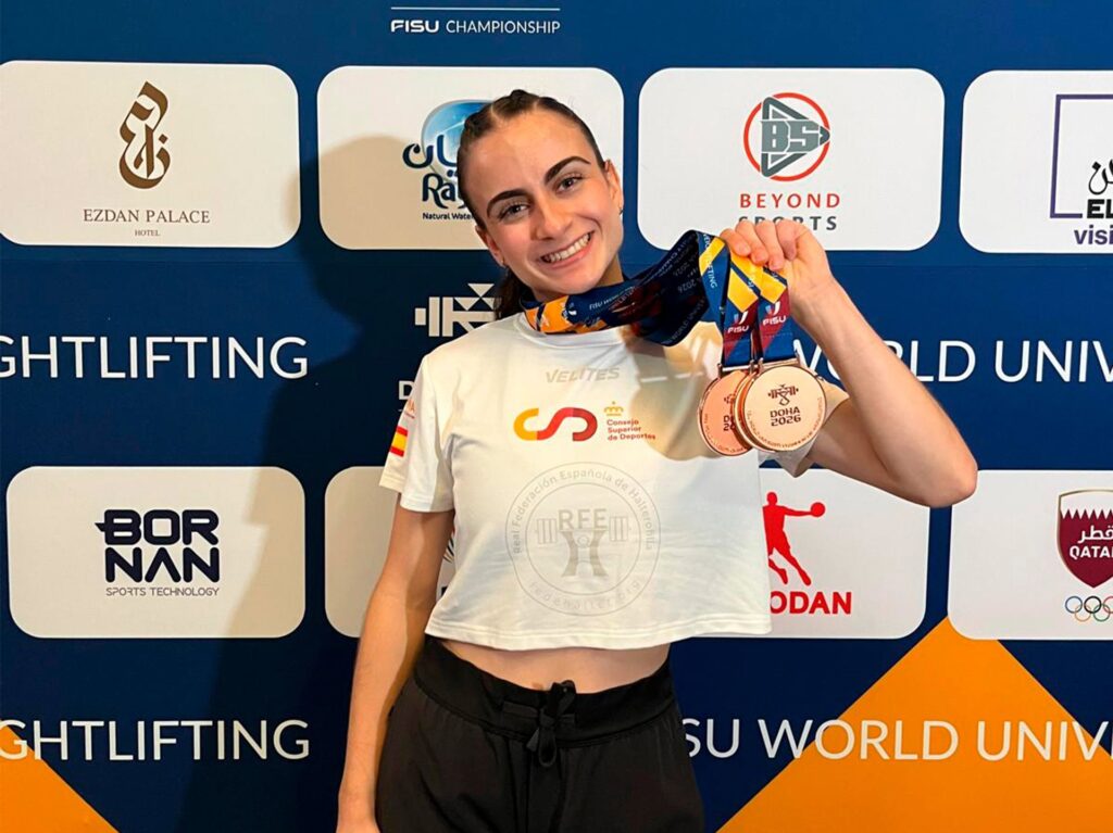 09/09/2026 La alumna de la UCLM Celia Reoyos Villamor consigue tres bronces en el mundial universitario de halterofilia.

La alumna de Enfermería en la Universidad de Castilla-La Mancha (UCLM) Celia Reoyos Villamor ha logrado tres medallas de bronce en el Campeonato del Mundo Universitario de Halterofilia de FISU (International University Sports Federation). Celebrado en Doha, la deportista ha sido convocada por la Selección Española.

SOCIEDAD 
UCLM