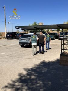 16/09/2026 Agentes de la Guardia Civil escoltan a la persona reclamada por las autoridades de Rumanía.
SOCIEDAD 
GUARDIA CIVIL