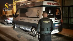 Agente de la Guardia Civil junto a una ambulancia durante una intervención.