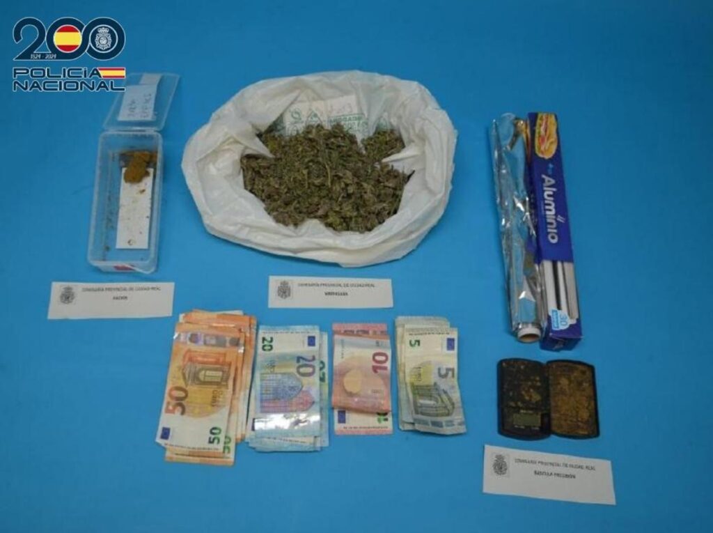 20/10/2026 Tras un registro domiciliario se intervino diversa cantidad de sustancias estupefacientes y dinero en efectivo, procediendo a la detención de dos personas..

La Policía Nacional ha detenido en Ciudad Real a dos personas acusadas de un delito contra la salud pública, tras identificar su domicilio en el casco urbano de la ciudad como un punto de venta de estupefacientes.

SOCIEDAD 
POLICÍA NACIONAL