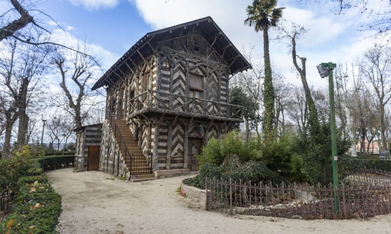 Parte trasera del parque de la Vega, tanto desde el mismo parque como desde la calle Diputación, que se vea el muro de contención. Casa de Corcho, Templete de la vega.