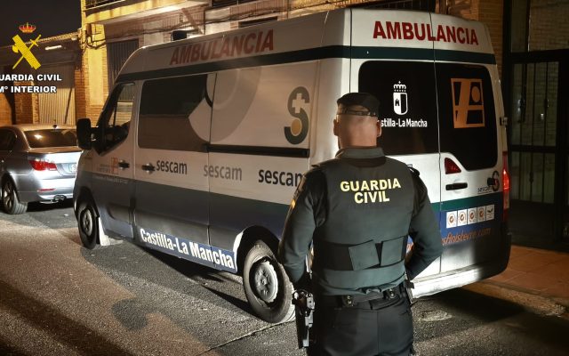 Agente de la Guardia Civil junto a una ambulancia durante una intervención.