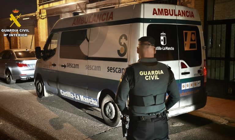 Agente de la Guardia Civil junto a una ambulancia durante una intervención.
