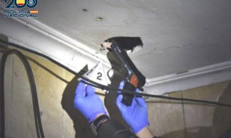 04/02/2026 Pistola de aire comprimido oculta en el techo de la vivienda del detenido..

La Policía Nacional ha detenido en Puertollano (Ciudad Real) a un varón como presunto autor de un robo con arma simulada en una tienda de alimentación de la localidad. El detenido, que accedió al interior del establecimiento cubierto con una capucha y una braga de cuello para ocultar completamente su rostro, amenazó al dependiente con una pistola, si bien, debido a la resistencia del empleado, finalmente huyó del lugar sin lograr su objetivo.

SOCIEDAD CASTILLA-LA MANCHA ESPAÑA EUROPA CIUDAD REAL AUTONOMÍAS
POLICÍA NACIONAL