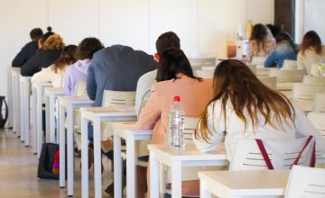 13/03/2026 Cerca de 13.000 aspirantes están admitidos para participar en los exámenes del tercer fin de semana de la OPE del Sescam.

Cerca de 13.000 personas están admitidas para participar este fin de semana en las pruebas selectivas correspondientes a 12 categorías profesionales incluidas en los procesos selectivos de las Ofertas Públicas de Empleo 2023 y 2024 del Servicio de Salud de Castilla-La Mancha (Sescam).

SALUD CASTILLA-LA MANCHA ESPAÑA EUROPA TOLEDO
JCCM