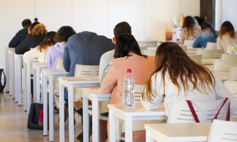 13/03/2026 Cerca de 13.000 aspirantes están admitidos para participar en los exámenes del tercer fin de semana de la OPE del Sescam.

Cerca de 13.000 personas están admitidas para participar este fin de semana en las pruebas selectivas correspondientes a 12 categorías profesionales incluidas en los procesos selectivos de las Ofertas Públicas de Empleo 2023 y 2024 del Servicio de Salud de Castilla-La Mancha (Sescam).

SALUD CASTILLA-LA MANCHA ESPAÑA EUROPA TOLEDO
JCCM