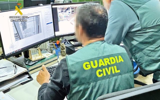 10/04/2026 Agentes de la Guardia Civil visionando imágenes
SOCIEDAD ESPAÑA EUROPA EXTREMADURA
GUARDIA CIVIL