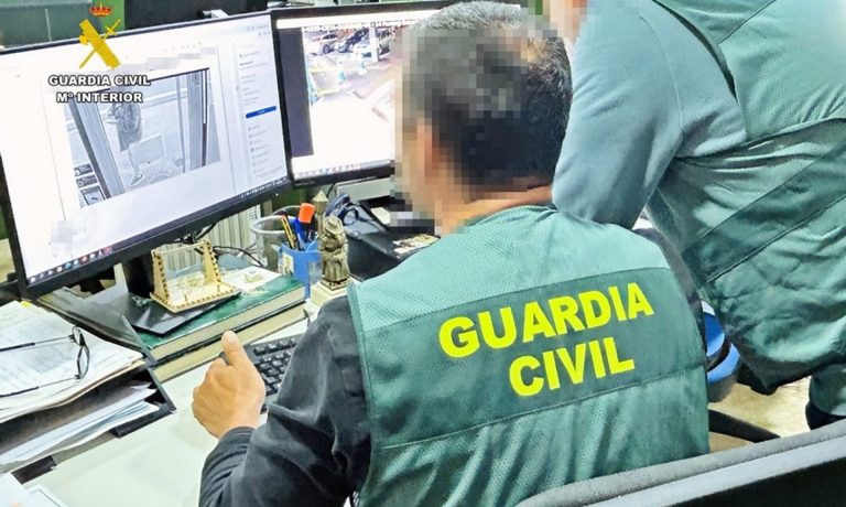 10/04/2026 Agentes de la Guardia Civil visionando imágenes
SOCIEDAD ESPAÑA EUROPA EXTREMADURA
GUARDIA CIVIL