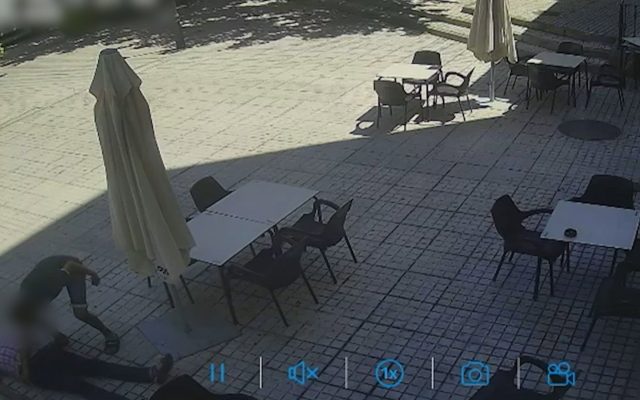 08/07/2026 VÍDEO: Detenido un hombre en Mora (Toledo) por agredir gravemente a su padre en la terraza de un bar.

La Guardia Civil ha detenido a un hombre de 30 años de edad por un delito de lesiones graves en el ámbito familiar --violencia doméstica-- tras propinar un puñetazo a su padre, de 70 años, en la terraza de un bar de la localidad toledana de Mora.

SOCIEDAD CASTILLA-LA MANCHA ESPAÑA EUROPA TOLEDO
GUARDIA CIVIL