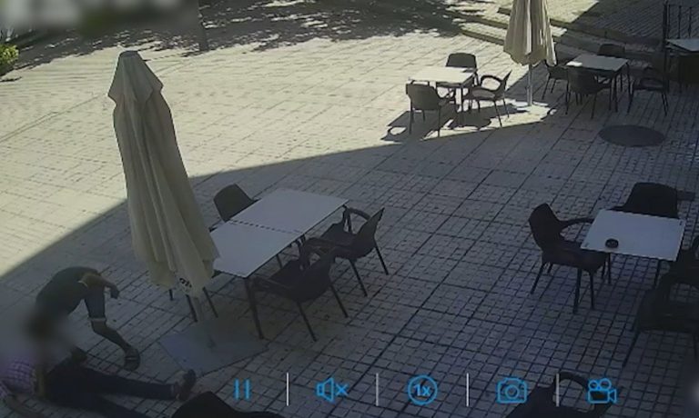 08/07/2026 VÍDEO: Detenido un hombre en Mora (Toledo) por agredir gravemente a su padre en la terraza de un bar.

La Guardia Civil ha detenido a un hombre de 30 años de edad por un delito de lesiones graves en el ámbito familiar --violencia doméstica-- tras propinar un puñetazo a su padre, de 70 años, en la terraza de un bar de la localidad toledana de Mora.

SOCIEDAD CASTILLA-LA MANCHA ESPAÑA EUROPA TOLEDO
GUARDIA CIVIL