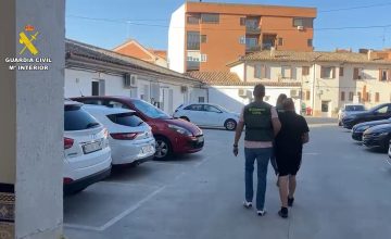 16/07/2026 Uno de los detenidos por la Guardia Civil por cometer robos con fuerza en la provincia de Toledo..

La Guardia Civil ha desarticulado un grupo criminal tras la detención de seis personas especializadas en la comisión de robos con fuerza en interior de viviendas y naves industriales de la provincia de Toledo.

SOCIEDAD ESPAÑA EUROPA CASTILLA-LA MANCHA
GUARDIA CIVIL
