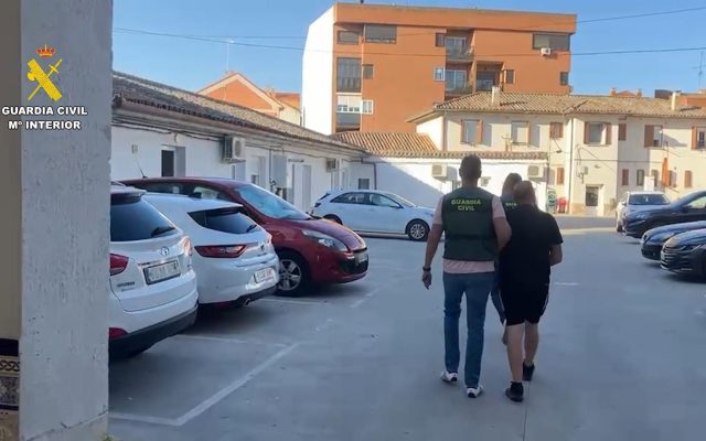 16/07/2026 Uno de los detenidos por la Guardia Civil por cometer robos con fuerza en la provincia de Toledo..

La Guardia Civil ha desarticulado un grupo criminal tras la detención de seis personas especializadas en la comisión de robos con fuerza en interior de viviendas y naves industriales de la provincia de Toledo.

SOCIEDAD ESPAÑA EUROPA CASTILLA-LA MANCHA
GUARDIA CIVIL