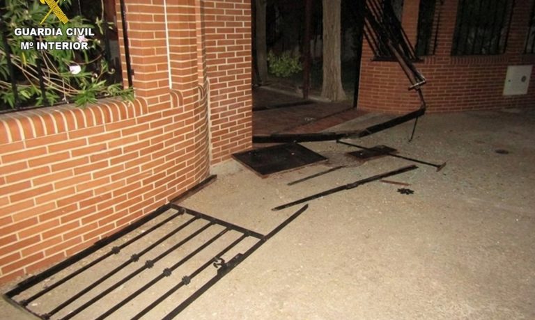 16/07/2026 Desperfectos tras un robo en una zona de chalés de Tomelloso..

La Guardia Civil ha detenido a una persona tras ser sorprendida robando en una zona de chalés de Tomelloso y tratar de atropellar a los agentes que intentaban su arresto.

SOCIEDAD ESPAÑA EUROPA CASTILLA-LA MANCHA
GUARDIA CIVIL