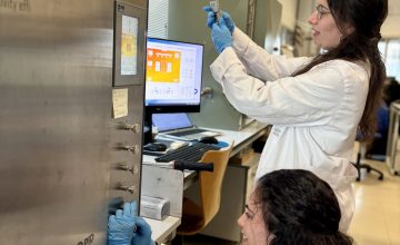 23/07/2026 Un equipo de investigación de UCLM transforma huesos de aceituna en catalizadores para producir metano a partir de CO2.

La Universidad de Castilla-La Mancha (UCLM) avanza en el desarrollo de tecnologías sostenibles para la transición energética mediante el uso de residuos agrícolas. El laboratorio de Catálisis y Materiales (grupo TEQUIMA), en el que se encuentra la investigadora predoctoral Alba Villardón Pérez, ha demostrado que los huesos de aceituna, abundantes en el ámbito mediterráneo, pueden convertirse en materiales avanzados capaces de transformar dióxido de carbono (CO2) en gas natural sintético.

SOCIEDAD CASTILLA-LA MANCHA ESPAÑA EUROPA TOLEDO
UCLM