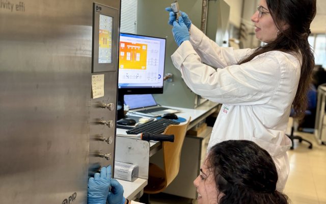 23/07/2026 Un equipo de investigación de UCLM transforma huesos de aceituna en catalizadores para producir metano a partir de CO2.

La Universidad de Castilla-La Mancha (UCLM) avanza en el desarrollo de tecnologías sostenibles para la transición energética mediante el uso de residuos agrícolas. El laboratorio de Catálisis y Materiales (grupo TEQUIMA), en el que se encuentra la investigadora predoctoral Alba Villardón Pérez, ha demostrado que los huesos de aceituna, abundantes en el ámbito mediterráneo, pueden convertirse en materiales avanzados capaces de transformar dióxido de carbono (CO2) en gas natural sintético.

SOCIEDAD CASTILLA-LA MANCHA ESPAÑA EUROPA TOLEDO
UCLM