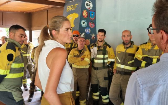 16/08/2025 La vicepresidenta tercera y ministra para la Transición Ecológica y el Reto Demográfico, Sara Aagesen, durante su visita a los efectivos de la brigada forestal (BRIF) de Pinofranqueado (Cáceres), a 16 de agosto de 2025, en Pinofranqueado, Cáceres, Extremadura (España). La ministra se ha trasladado hasta el lugar para visitar a los efectivos de la BRIF que están trabajando en la extinción de incendios en Extremadura y Castilla y León.
POLITICA 
Delegación del Gobierno en Extremadura