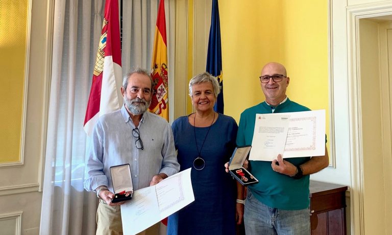 27/07/2026 La subdelegada del Gobierno de España en Cuenca, M.ª Luz Fernández, ha entregado esta mañana las Medallas al Mérito de la Protección Civil en su categoría de Bronce con distintivo Rojo a Miguel Ángel del Olmo Muñoz y Jesús Sintes Puertas.
SOCIEDAD CASTILLA-LA MANCHA ESPAÑA EUROPA CUENCA AUTONOMÍAS
SUBDELEGACIÓN DEL GOBIERNO