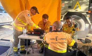 Técnicos del Infocam que trabajan en la extinción del fuego de Almorox.