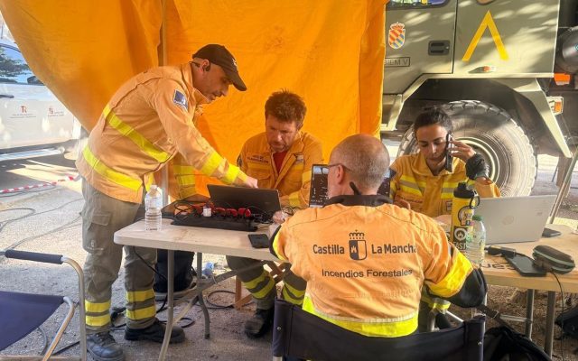 Técnicos del Infocam que trabajan en la extinción del fuego de Almorox.