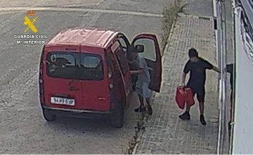 28/07/2026 Sucesos.- Un detenido y dos menores investigados por robar en el interior de una nave industrial de Tomelloso.

La Guardia Civil ha identificado y detenido a un varón e investigado a dos menores de edad por la presunta comisión de un delito de robo con fuerza en el interior de una nave industrial de la localidad manchega de Tomelloso, dentro de la denominada operación 'Tebarias'.

SOCIEDAD CASTILLA-LA MANCHA ESPAÑA EUROPA CIUDAD REAL
GUARDIA CIVIL