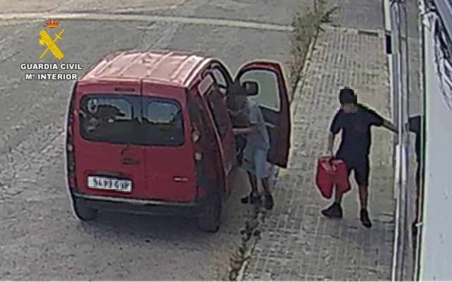28/07/2026 Sucesos.- Un detenido y dos menores investigados por robar en el interior de una nave industrial de Tomelloso.

La Guardia Civil ha identificado y detenido a un varón e investigado a dos menores de edad por la presunta comisión de un delito de robo con fuerza en el interior de una nave industrial de la localidad manchega de Tomelloso, dentro de la denominada operación 'Tebarias'.

SOCIEDAD CASTILLA-LA MANCHA ESPAÑA EUROPA CIUDAD REAL
GUARDIA CIVIL