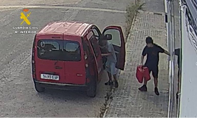 28/07/2026 Sucesos.- Un detenido y dos menores investigados por robar en el interior de una nave industrial de Tomelloso.

La Guardia Civil ha identificado y detenido a un varón e investigado a dos menores de edad por la presunta comisión de un delito de robo con fuerza en el interior de una nave industrial de la localidad manchega de Tomelloso, dentro de la denominada operación 'Tebarias'.

SOCIEDAD CASTILLA-LA MANCHA ESPAÑA EUROPA CIUDAD REAL
GUARDIA CIVIL