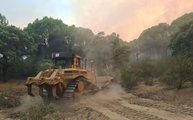 Labores de extinción del incendio de Almorox
