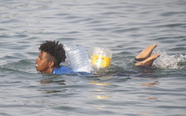 Un migrante intenta cruzar a España desde Marruecos, a 31 de julio de 2026, en Ceuta (España).