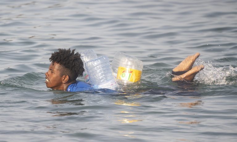 Un migrante intenta cruzar a España desde Marruecos, a 31 de julio de 2026, en Ceuta (España).