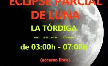 21/08/2026 Astrocuenca tiene previsto realizar una observación del eclipse en el paraje de La Tórdiga en Cuenca..

    CUENCA, 24 (EUROPA PRESS) 

   La agrupación astronómica Astrocuenca, tiene previsto realizar una observación del eclipse parcial de Luna que podrá verse el próximo viernes 28 de agosto en el paraje de La Tórdiga en Cuenca.

   La cita se extenderá las 3.00 horas hasta las 7.00 horas y contará con telescopios avanzados para una observación visual y también, mediante láser astronómico, dará explicaciones de las constelaciones más relevantes de esa noche. Esta observación es libre y para todos los públicos.

   El eclipse comenzará a las 4.34 hora local, con la Luna ya descendiendo, pero aún a media altura sobre el suroeste. Alcanzará su máximo a las 6.13 horas, con cerca del 95 % de la superficie lunar en sombra y con una coloración rojiza o anaranjada muy similar a la del eclipse total.

    Finalizará a las 7.52 horas 198 minutos después de su inicio, aunque a esa hora, en el centro y este peninsular, la Luna se habrá ocultado antes de que termine la fase parcial del eclipse.

    A diferencia de los eclipses solares, este fenómeno puede contemplarse a simple vista, sin necesidad de protección ocular. Sin embargo, para mejorar la experiencia, desde Astrocuenca recomiendan alejarse de las luces urbana para apreciar con mayor claridad los cambios en la superficie de la Luna.

SOCIEDAD CASTILLA-LA MANCHA ESPAÑA EUROPA CUENCA AUTONOMÍAS
MUSEO DE LAS CIENCIAS