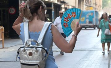 13/07/2026 Mujer con abanico por las altas temperaturas en Zaragoza
ARAGÓN ESPAÑA EUROPA ZARAGOZA SOCIEDAD SALUD