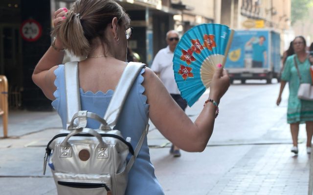 13/07/2026 Mujer con abanico por las altas temperaturas en Zaragoza
ARAGÓN ESPAÑA EUROPA ZARAGOZA SOCIEDAD SALUD