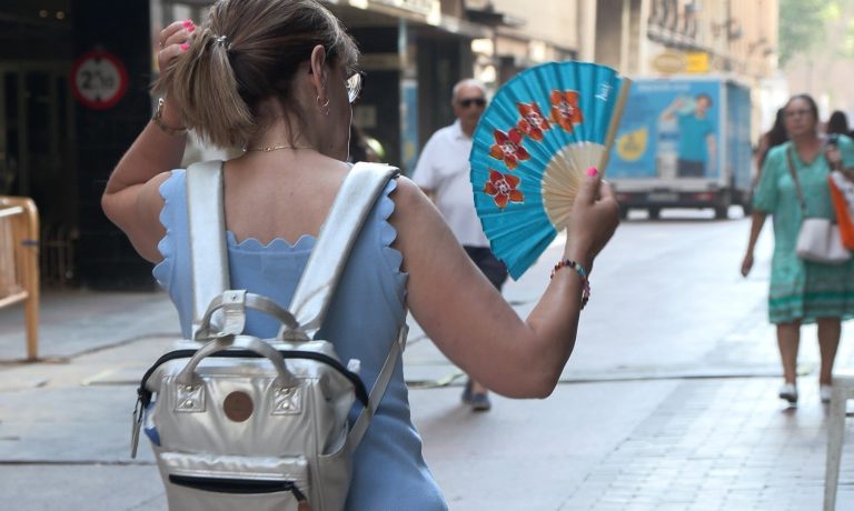 13/07/2026 Mujer con abanico por las altas temperaturas en Zaragoza
ARAGÓN ESPAÑA EUROPA ZARAGOZA SOCIEDAD SALUD