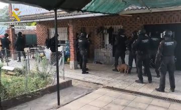 01/09/2026 Sucesos.- Dos detenidos por robar a otra persona también arrestada por incendiar sus viviendas en represalia.

La Guardia Civil ha detenido a tres personas con edades comprendidas entre 35 y 43 años como presuntas responsables de un total de 11 hechos delictivos cometidos en Calarberche (Toledo) en el marco de la operación 'Calfire 26'.

SOCIEDAD ESPAÑA EUROPA CASTILLA-LA MANCHA
GUARDIA CIVIL