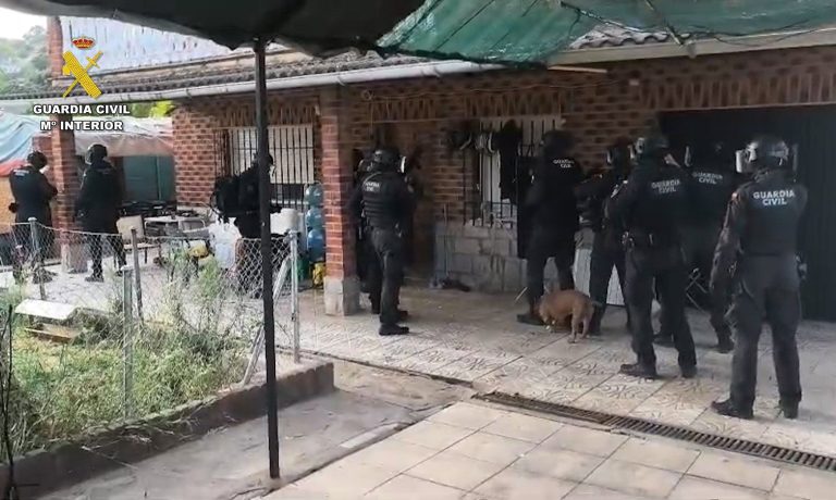 01/09/2026 Sucesos.- Dos detenidos por robar a otra persona también arrestada por incendiar sus viviendas en represalia.

La Guardia Civil ha detenido a tres personas con edades comprendidas entre 35 y 43 años como presuntas responsables de un total de 11 hechos delictivos cometidos en Calarberche (Toledo) en el marco de la operación 'Calfire 26'.

SOCIEDAD ESPAÑA EUROPA CASTILLA-LA MANCHA
GUARDIA CIVIL