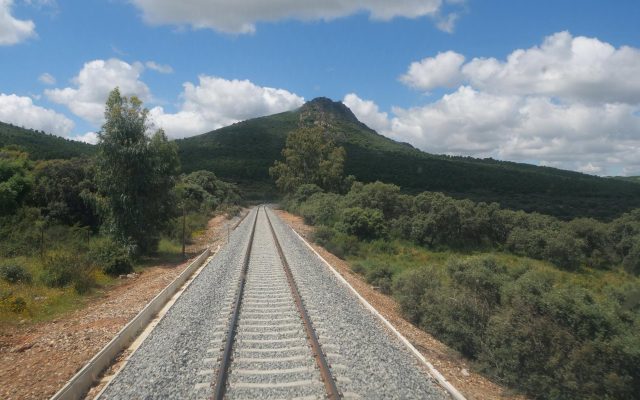 07/09/2026 Vía renovada Brazatortas-Guadalmez.

Los trabajos de renovación de la infraestructura llevados a cabo por ADIF en el tramo entre las estaciones de Brazatortas-Veredas y Guadalmez-Los Pedroches permiten reducir los tiempos de viaje en la línea Ciudad Real-Badajoz en una media de 19 minutos, desde el pasado lunes, 31 de agosto.

SOCIEDAD EXTREMADURA ESPAÑA EUROPA BADAJOZ
ADIF